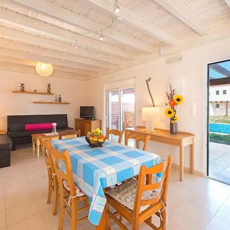 בית נופש Haus In Kolympia Mit Garten Und Schoener Aussicht